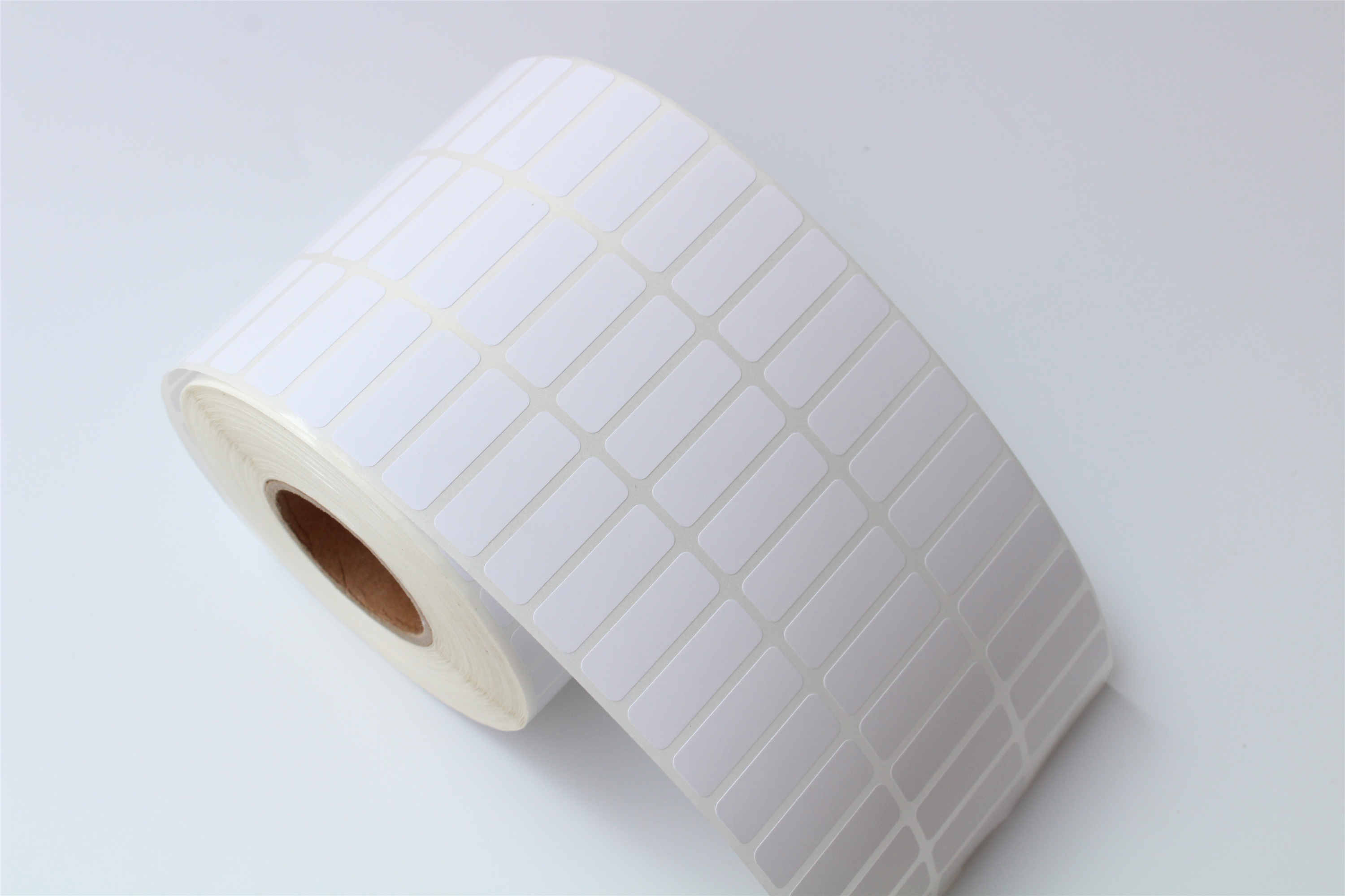 為什么電子塑料元件要進(jìn)行高低溫試驗(yàn)的測試